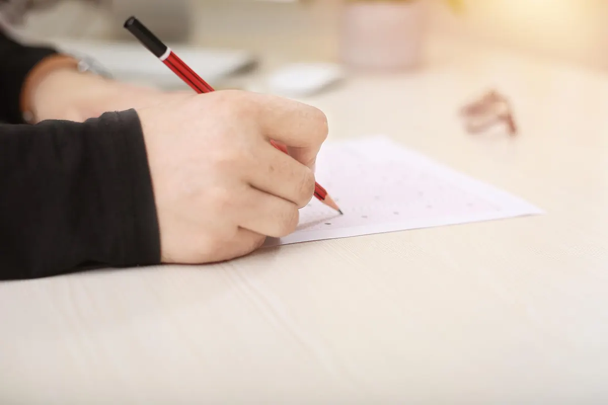 Quiz Formats Compared: Multiple Choice vs True/False vs Picture Round